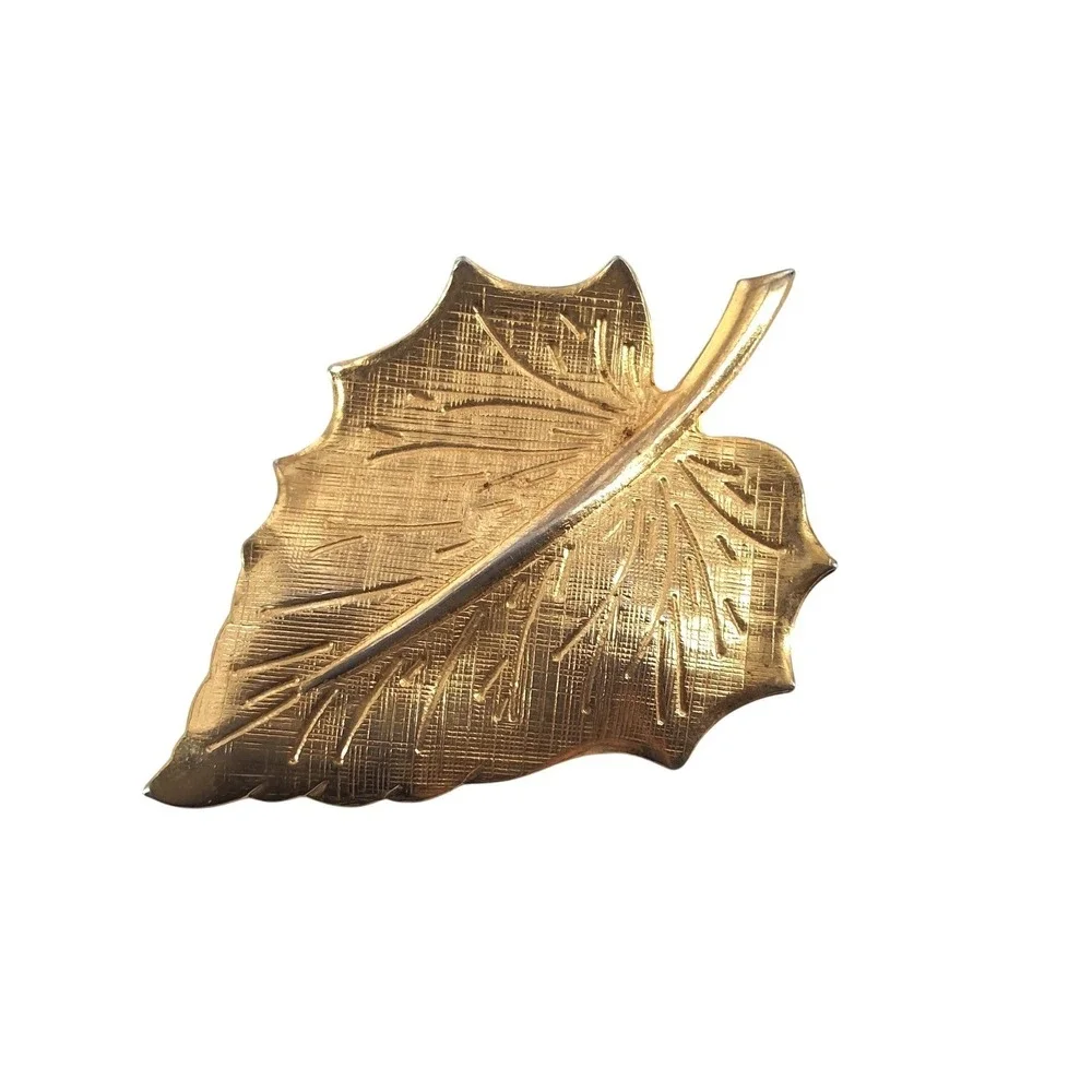 Vintage Gold Tone Textured Maple Leaf Brooch‎ Pin Fall Botanical Jewelry